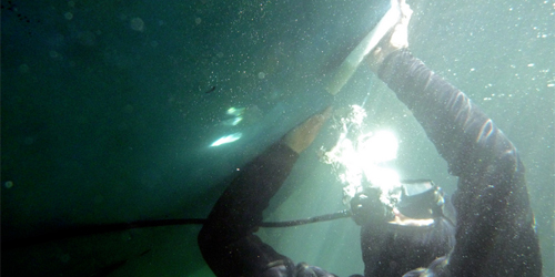 Inspection of a yacht hull by a diver