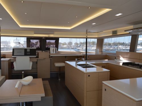 Fountaine Pajot Victoria 67