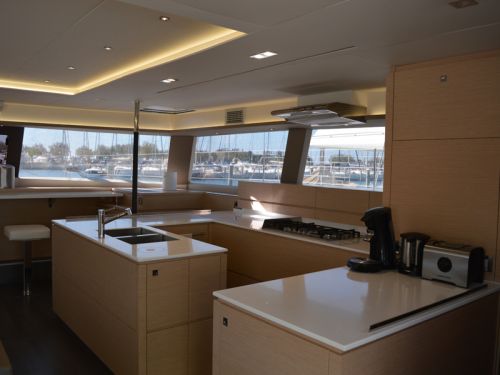 Fountaine Pajot Victoria 67