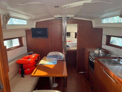 Beneteau Oceanis 38.1