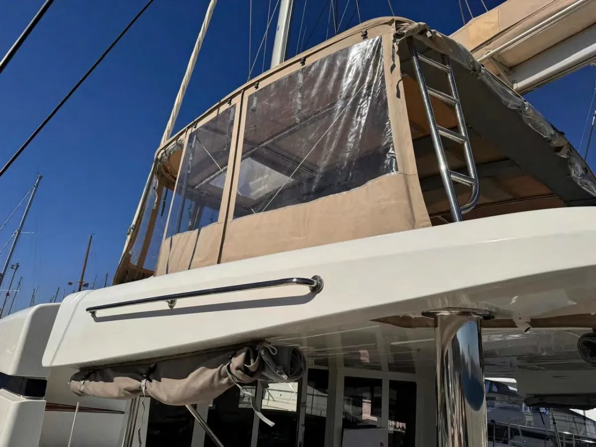 Lagoon 52