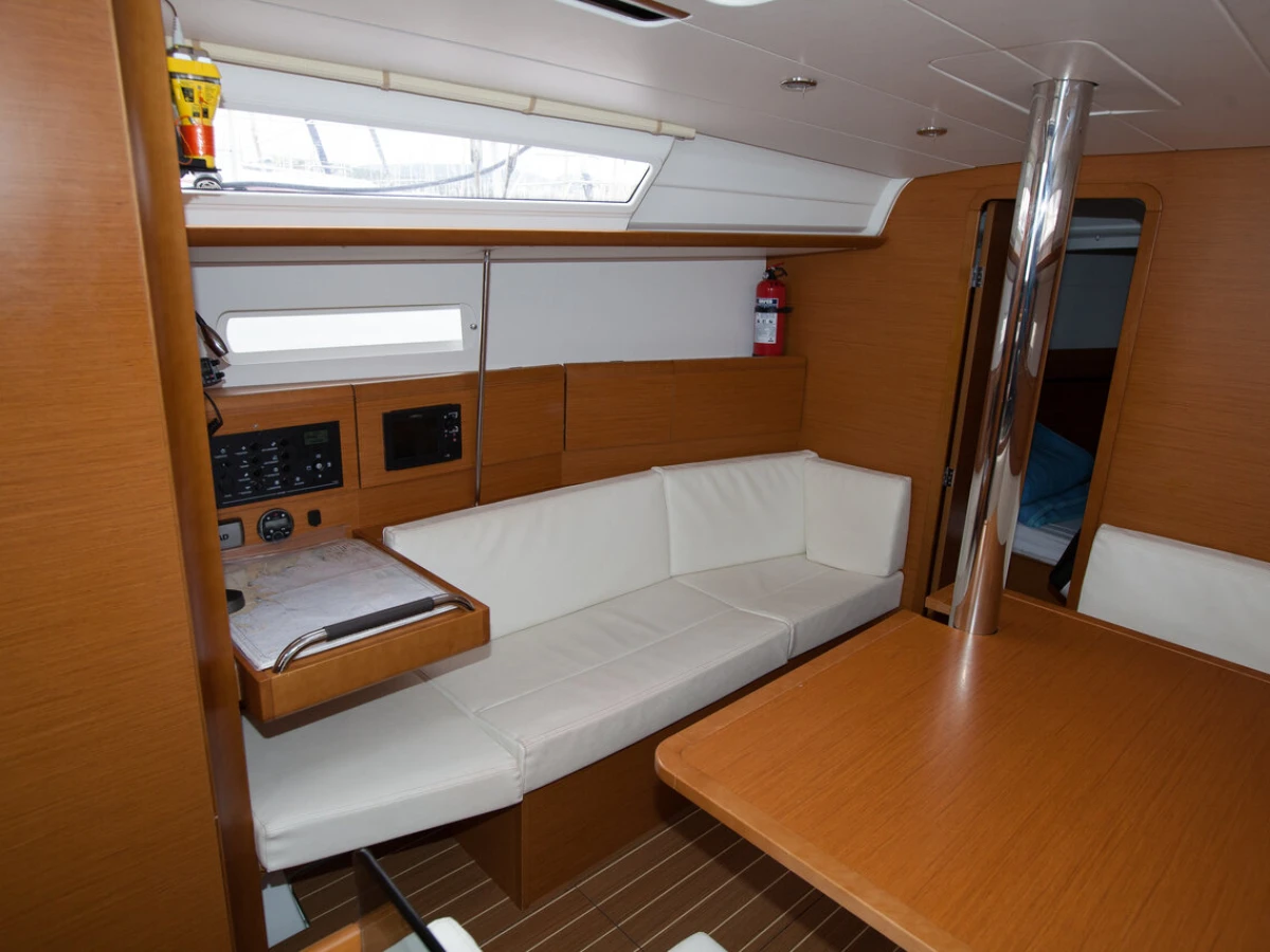 Sun Odyssey 379